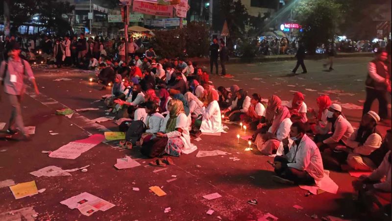 সিদ্ধান্ত প্রত্যাখ্যান ট্রেইনি চিকিৎসকদের, অবরোধ অব্যাহত